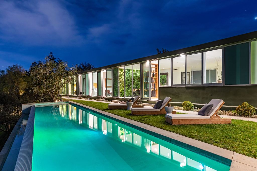 The Los Angeles Home is a hilltop sanctuary nestled on 1.5 picturesque acres perched above Laurel Canyon and built by AIA award-winning architect Hagy Belzberg now available for sale. This home located at 8520 Skyline Dr, Los Angeles, California