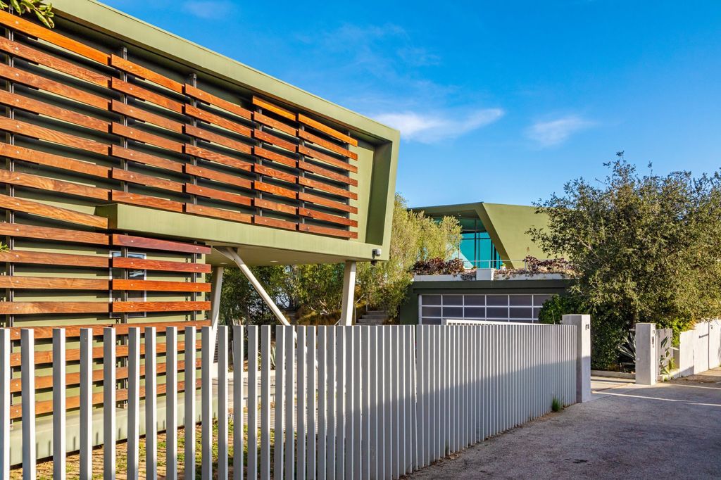 The Los Angeles Home is a hilltop sanctuary nestled on 1.5 picturesque acres perched above Laurel Canyon and built by AIA award-winning architect Hagy Belzberg now available for sale. This home located at 8520 Skyline Dr, Los Angeles, California