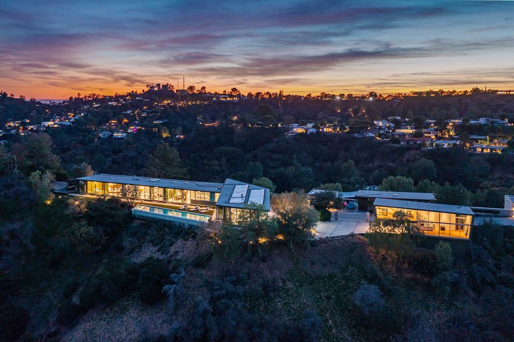 The Los Angeles Home is a hilltop sanctuary nestled on 1.5 picturesque acres perched above Laurel Canyon and built by AIA award-winning architect Hagy Belzberg now available for sale. This home located at 8520 Skyline Dr, Los Angeles, California