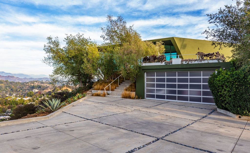 The Los Angeles Home is a hilltop sanctuary nestled on 1.5 picturesque acres perched above Laurel Canyon and built by AIA award-winning architect Hagy Belzberg now available for sale. This home located at 8520 Skyline Dr, Los Angeles, California