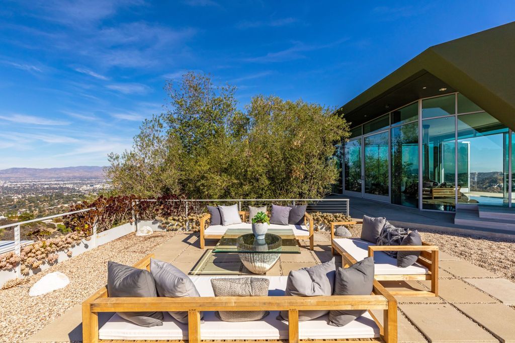 The Los Angeles Home is a hilltop sanctuary nestled on 1.5 picturesque acres perched above Laurel Canyon and built by AIA award-winning architect Hagy Belzberg now available for sale. This home located at 8520 Skyline Dr, Los Angeles, California