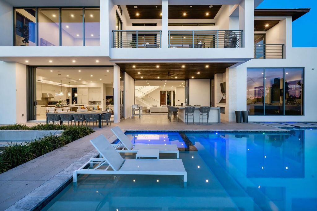 The Home in Fort Lauderdale is a A coastal turn key modern masterpiece in Harbor Beach with entertaining-ready layout now available for sale. This home located at 1425 E Lake Dr, Fort Lauderdale, Florida