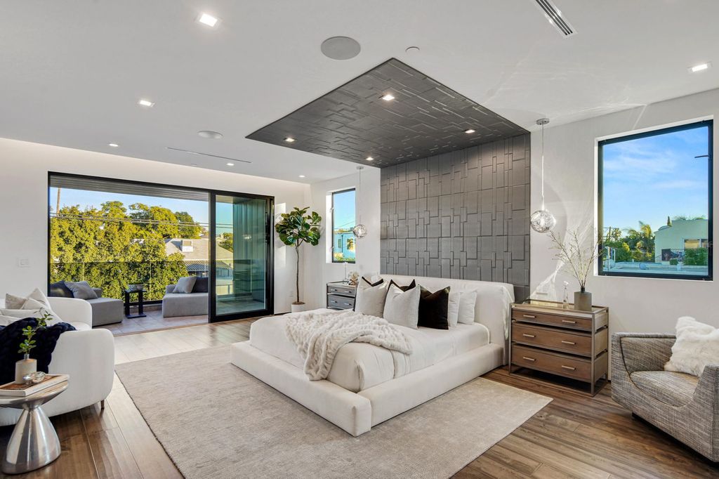 The Home in Beverly Grove is a brand-new 2021 geometric modern using an intricate blend of materials and architectural elements now available for sale. This home located at 542 N Vista St, Los Angeles, California