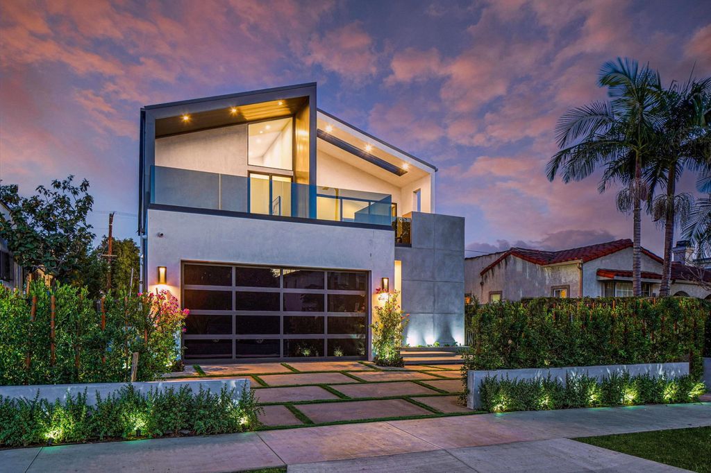 The Home in Beverly Grove is a brand-new 2021 geometric modern using an intricate blend of materials and architectural elements now available for sale. This home located at 542 N Vista St, Los Angeles, California