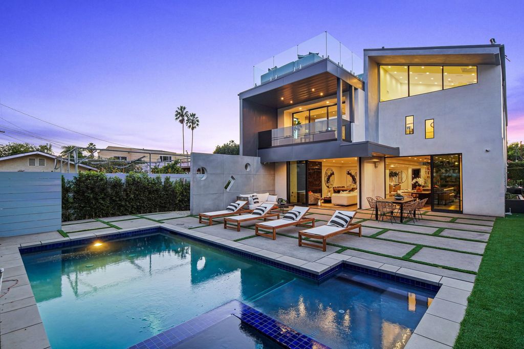The Home in Beverly Grove is a brand-new 2021 geometric modern using an intricate blend of materials and architectural elements now available for sale. This home located at 542 N Vista St, Los Angeles, California