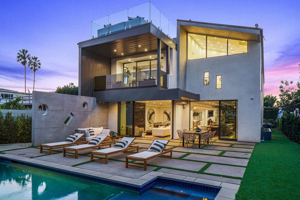 The Home in Beverly Grove is a brand-new 2021 geometric modern using an intricate blend of materials and architectural elements now available for sale. This home located at 542 N Vista St, Los Angeles, California