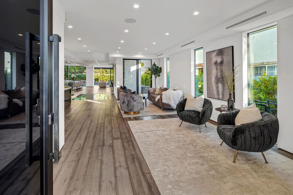 The Home in Beverly Grove is a brand-new 2021 geometric modern using an intricate blend of materials and architectural elements now available for sale. This home located at 542 N Vista St, Los Angeles, California