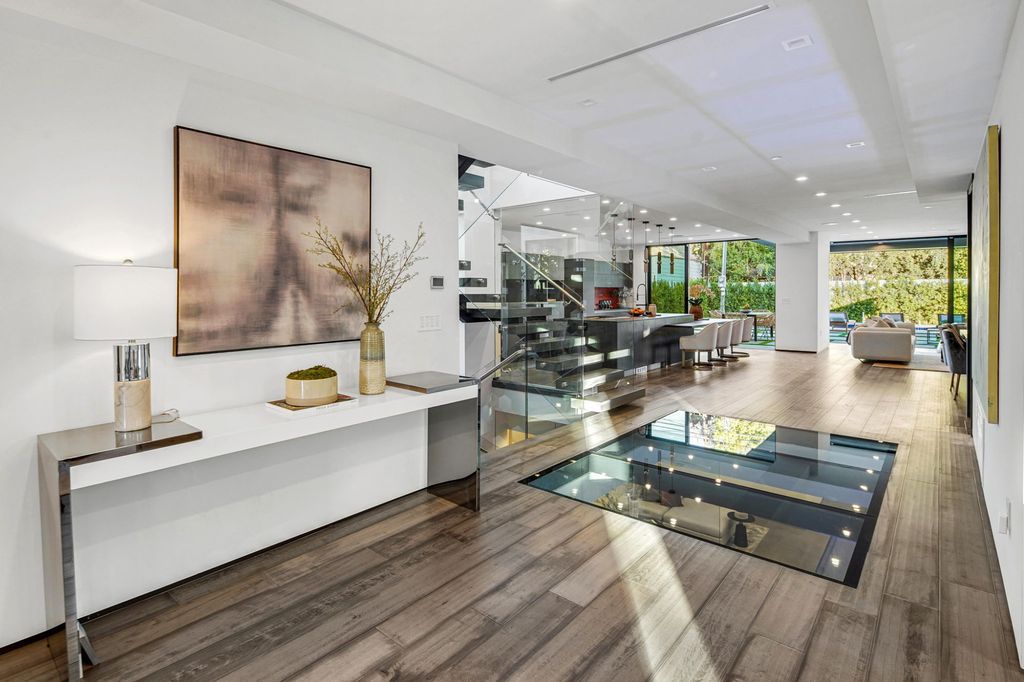 The Home in Beverly Grove is a brand-new 2021 geometric modern using an intricate blend of materials and architectural elements now available for sale. This home located at 542 N Vista St, Los Angeles, California