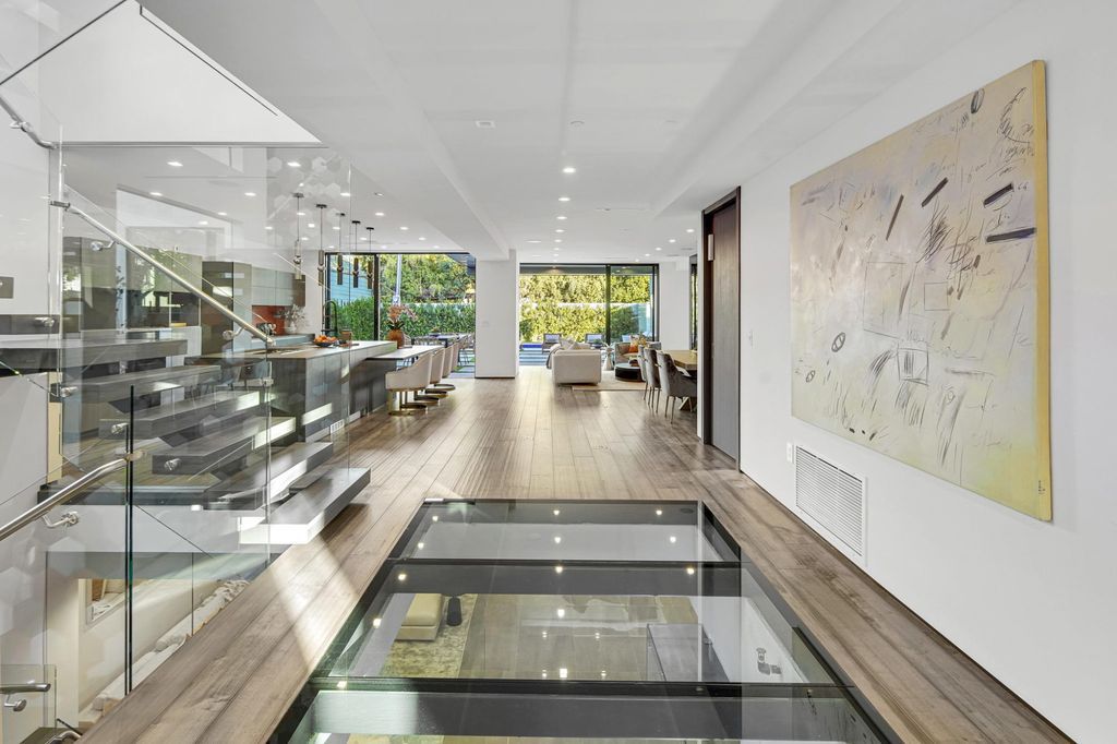 The Home in Beverly Grove is a brand-new 2021 geometric modern using an intricate blend of materials and architectural elements now available for sale. This home located at 542 N Vista St, Los Angeles, California