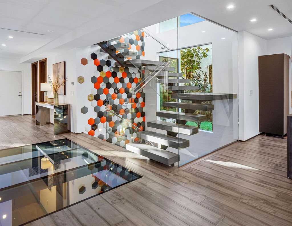 The Home in Beverly Grove is a brand-new 2021 geometric modern using an intricate blend of materials and architectural elements now available for sale. This home located at 542 N Vista St, Los Angeles, California