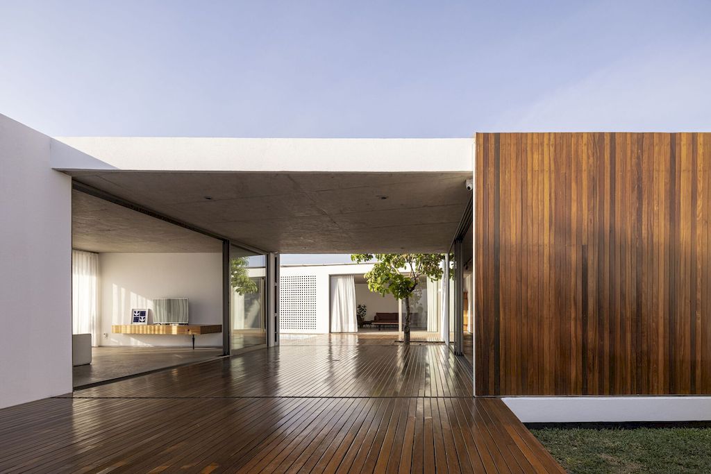 Couri House Elegant single story one by ARQBR Arquitetura e Urbanismo 23