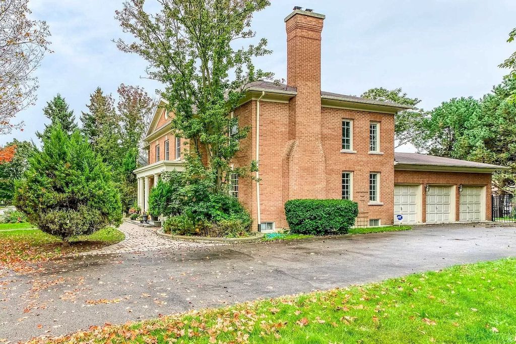 The Georgian Style Home in Ontario is a luxurious home now available for sale. This home located at 46 Byron St, Oakville, ON L6J 7P9, Canada
