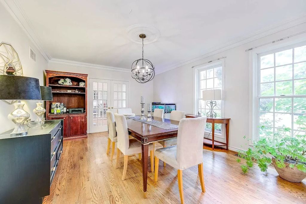 The Georgian Style Home in Ontario is a luxurious home now available for sale. This home located at 46 Byron St, Oakville, ON L6J 7P9, Canada