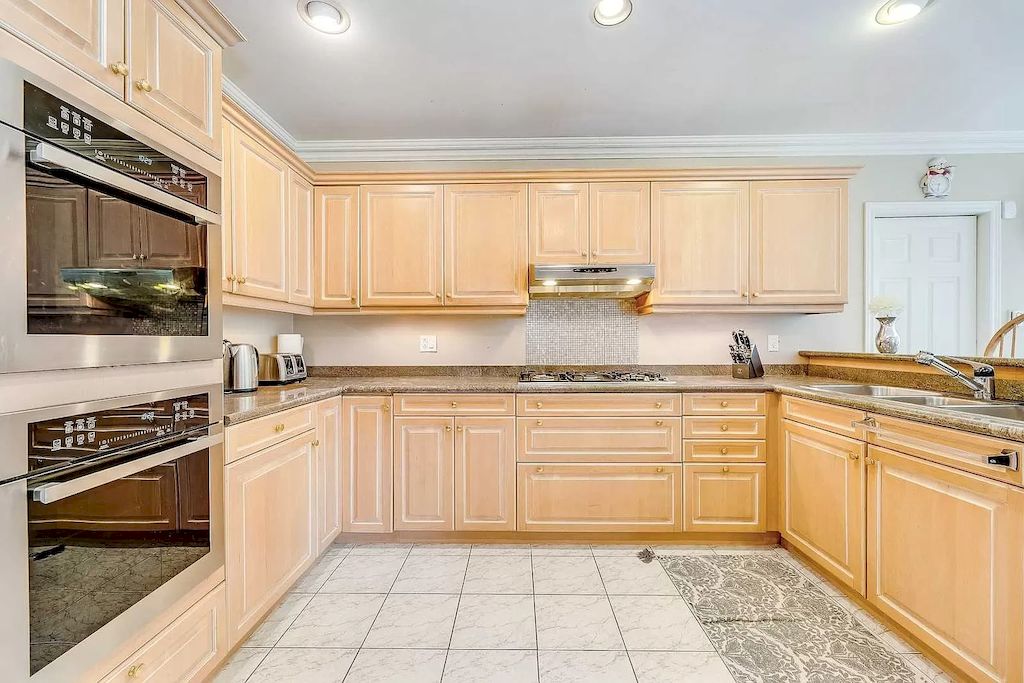 The Georgian Style Home in Ontario is a luxurious home now available for sale. This home located at 46 Byron St, Oakville, ON L6J 7P9, Canada