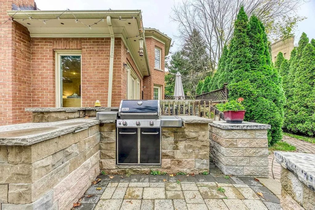 The Georgian Style Home in Ontario is a luxurious home now available for sale. This home located at 46 Byron St, Oakville, ON L6J 7P9, Canada