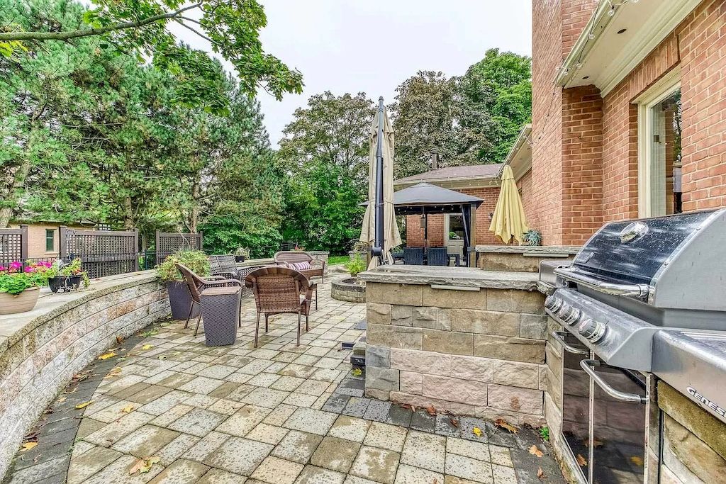 The Georgian Style Home in Ontario is a luxurious home now available for sale. This home located at 46 Byron St, Oakville, ON L6J 7P9, Canada