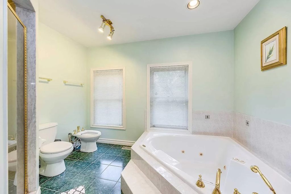 The Georgian Style Home in Ontario is a luxurious home now available for sale. This home located at 46 Byron St, Oakville, ON L6J 7P9, Canada