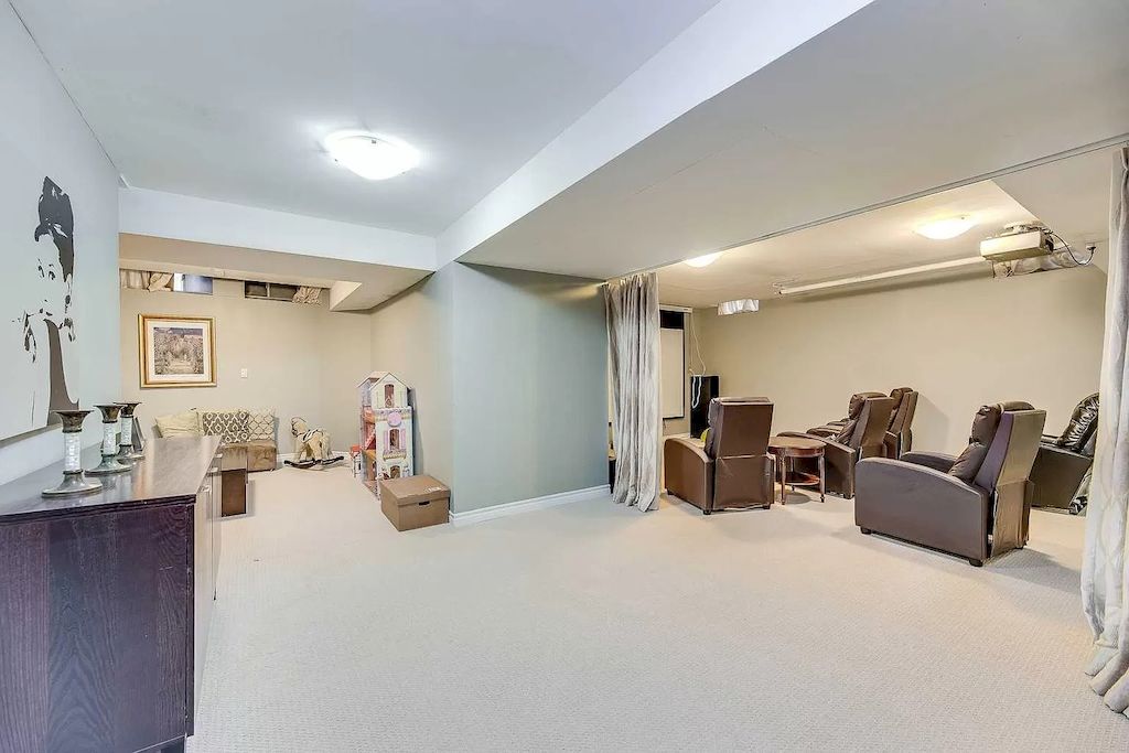 The Georgian Style Home in Ontario is a luxurious home now available for sale. This home located at 46 Byron St, Oakville, ON L6J 7P9, Canada
