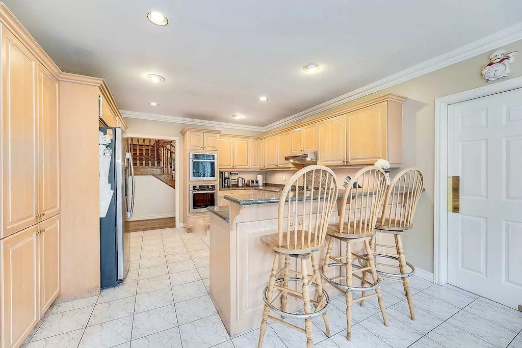 The Georgian Style Home in Ontario is a luxurious home now available for sale. This home located at 46 Byron St, Oakville, ON L6J 7P9, Canada