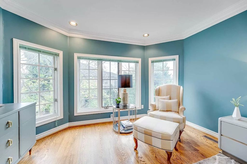 The Georgian Style Home in Ontario is a luxurious home now available for sale. This home located at 46 Byron St, Oakville, ON L6J 7P9, Canada