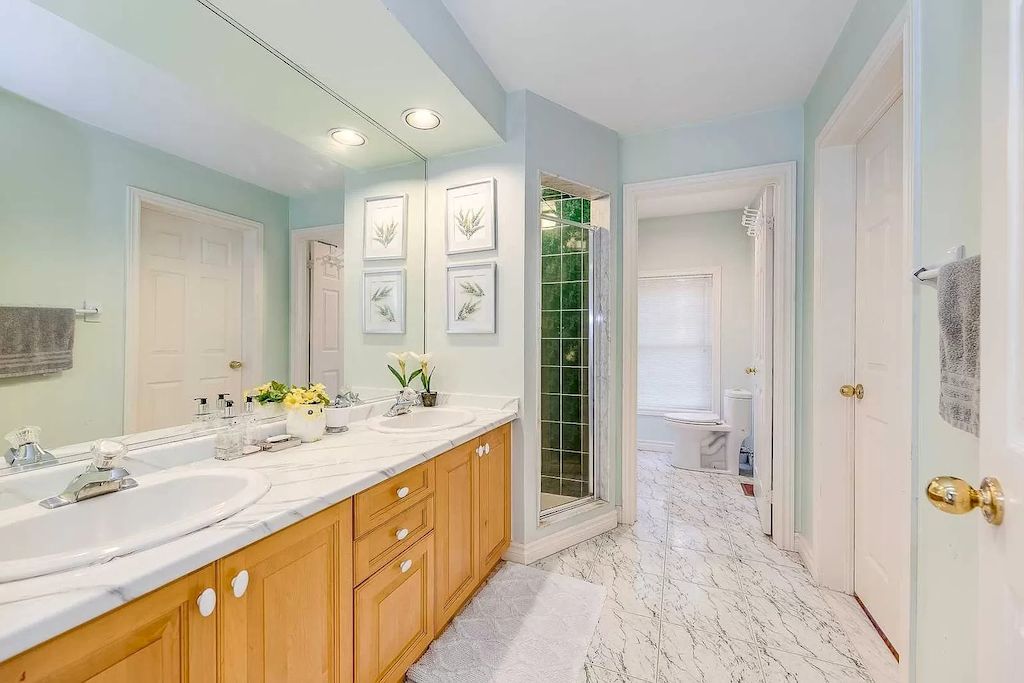 The Georgian Style Home in Ontario is a luxurious home now available for sale. This home located at 46 Byron St, Oakville, ON L6J 7P9, Canada
