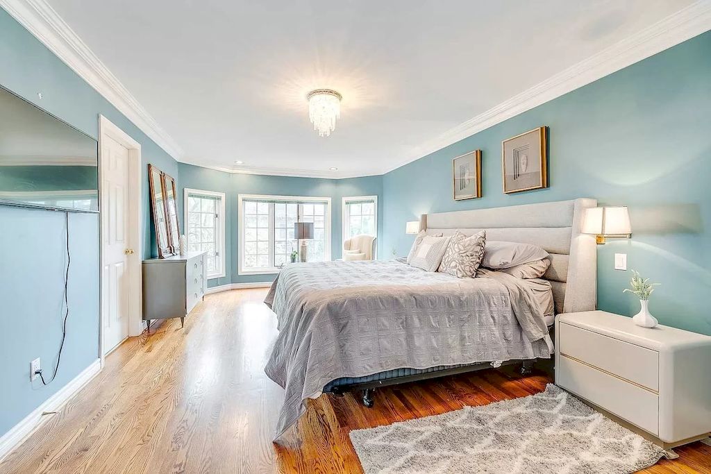 The Georgian Style Home in Ontario is a luxurious home now available for sale. This home located at 46 Byron St, Oakville, ON L6J 7P9, Canada