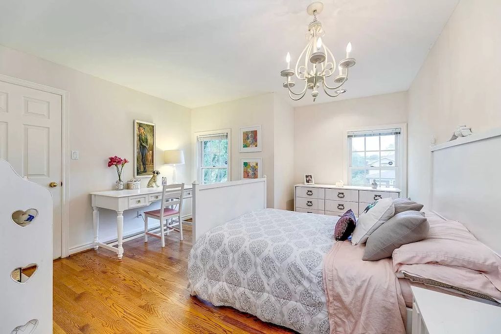 The Georgian Style Home in Ontario is a luxurious home now available for sale. This home located at 46 Byron St, Oakville, ON L6J 7P9, Canada