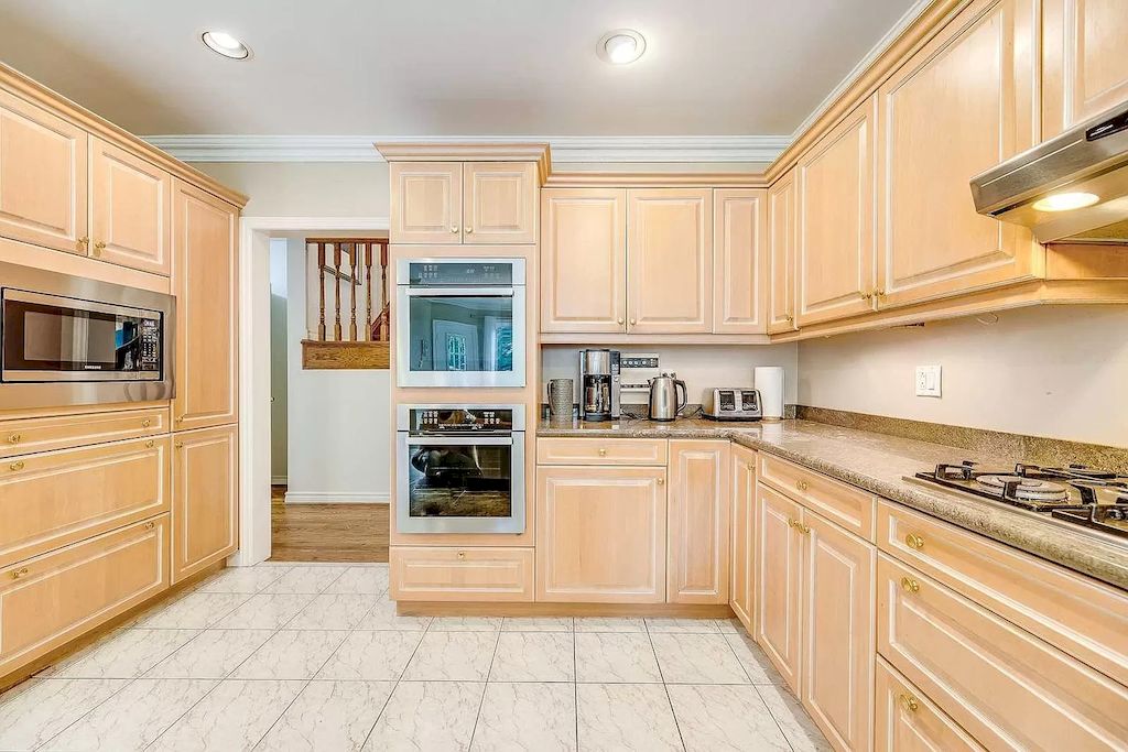 The Georgian Style Home in Ontario is a luxurious home now available for sale. This home located at 46 Byron St, Oakville, ON L6J 7P9, Canada