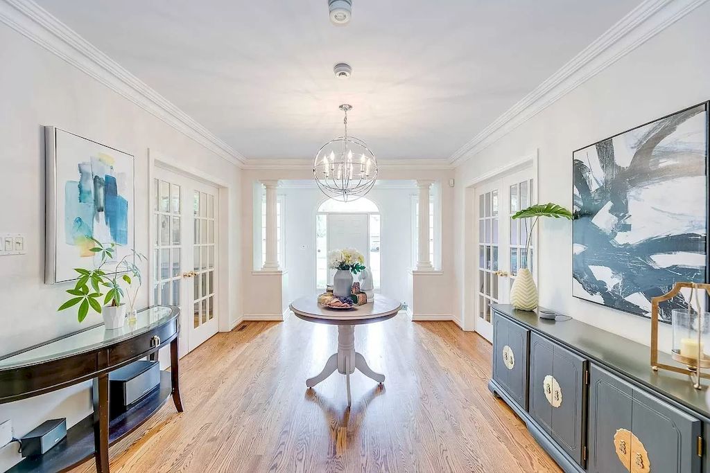 The Georgian Style Home in Ontario is a luxurious home now available for sale. This home located at 46 Byron St, Oakville, ON L6J 7P9, Canada