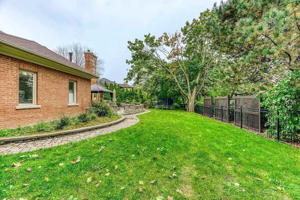The Georgian Style Home in Ontario is a luxurious home now available for sale. This home located at 46 Byron St, Oakville, ON L6J 7P9, Canada