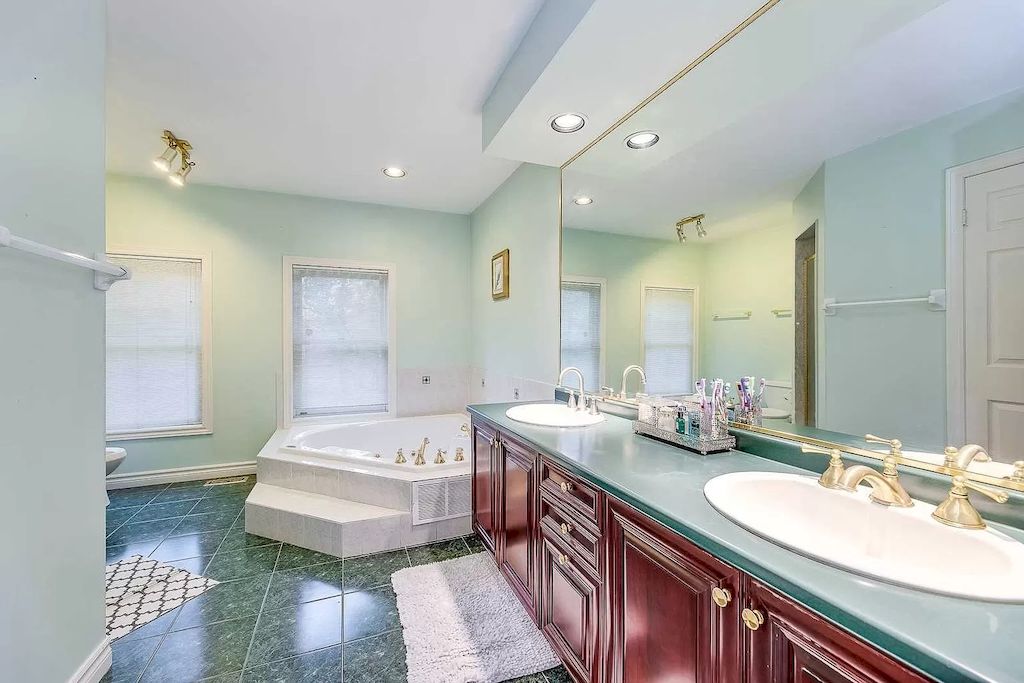 The Georgian Style Home in Ontario is a luxurious home now available for sale. This home located at 46 Byron St, Oakville, ON L6J 7P9, Canada