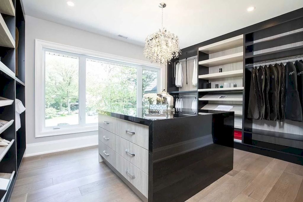 The Magnificent Home in Ontario is a spectacular home now available for sale. This home located at 1489 Rogerswood Ct, Mississauga, ON L5J 1R7, Canada