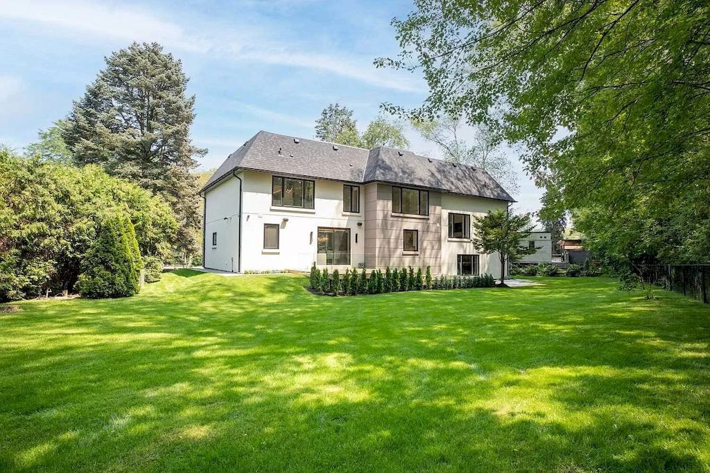 The Magnificent Home in Ontario is a spectacular home now available for sale. This home located at 1489 Rogerswood Ct, Mississauga, ON L5J 1R7, Canada