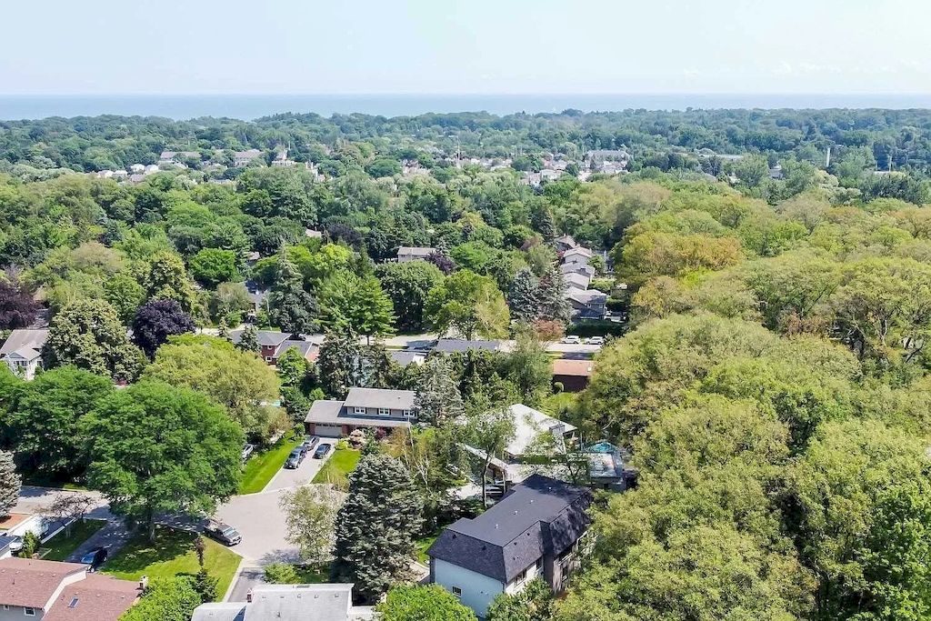 The Magnificent Home in Ontario is a spectacular home now available for sale. This home located at 1489 Rogerswood Ct, Mississauga, ON L5J 1R7, Canada