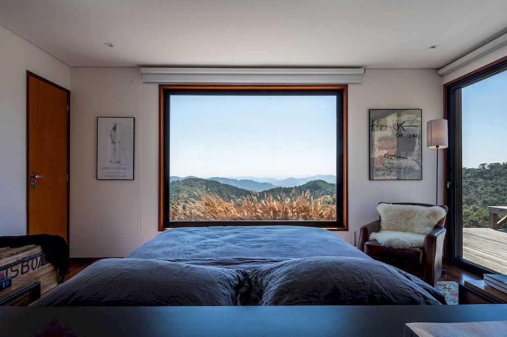 Modhus Gonçalves House with overall view of mountain by HUS Arquitetos