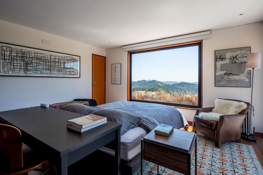Modhus Goncalves House with overall view of mountain by HUS Arquitetos 12