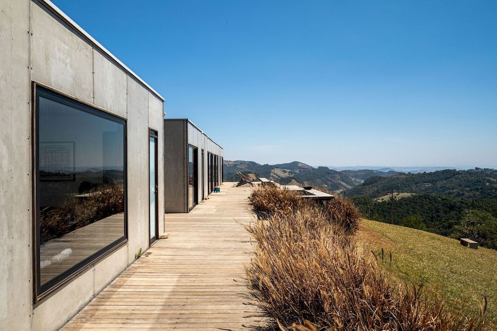 Modhus Gonçalves House with overall view of mountain by HUS Arquitetos