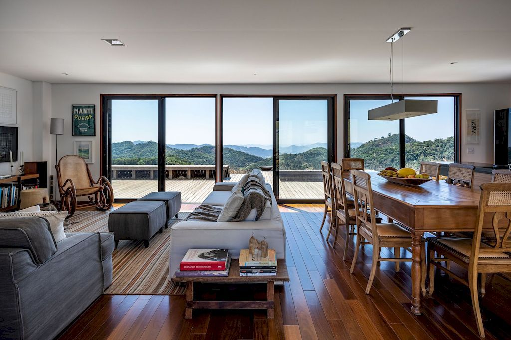 Modhus Gonçalves House with overall view of mountain by HUS Arquitetos