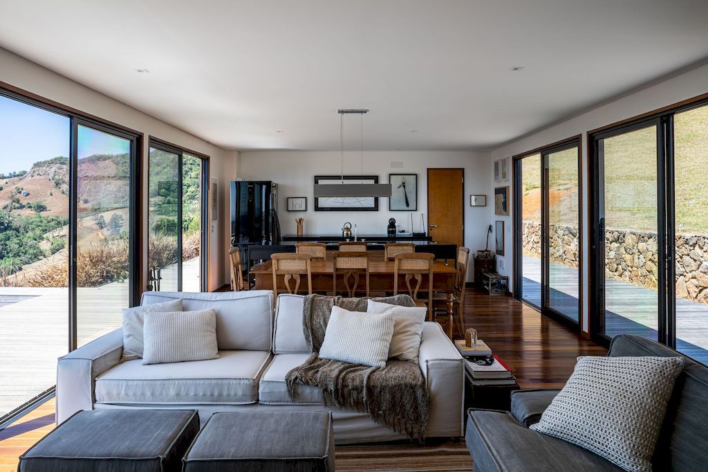 Modhus Goncalves House with overall view of mountain by HUS Arquitetos 16