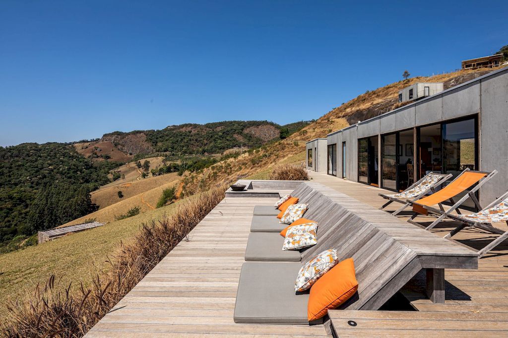 Modhus Gonçalves House with overall view of mountain by HUS Arquitetos