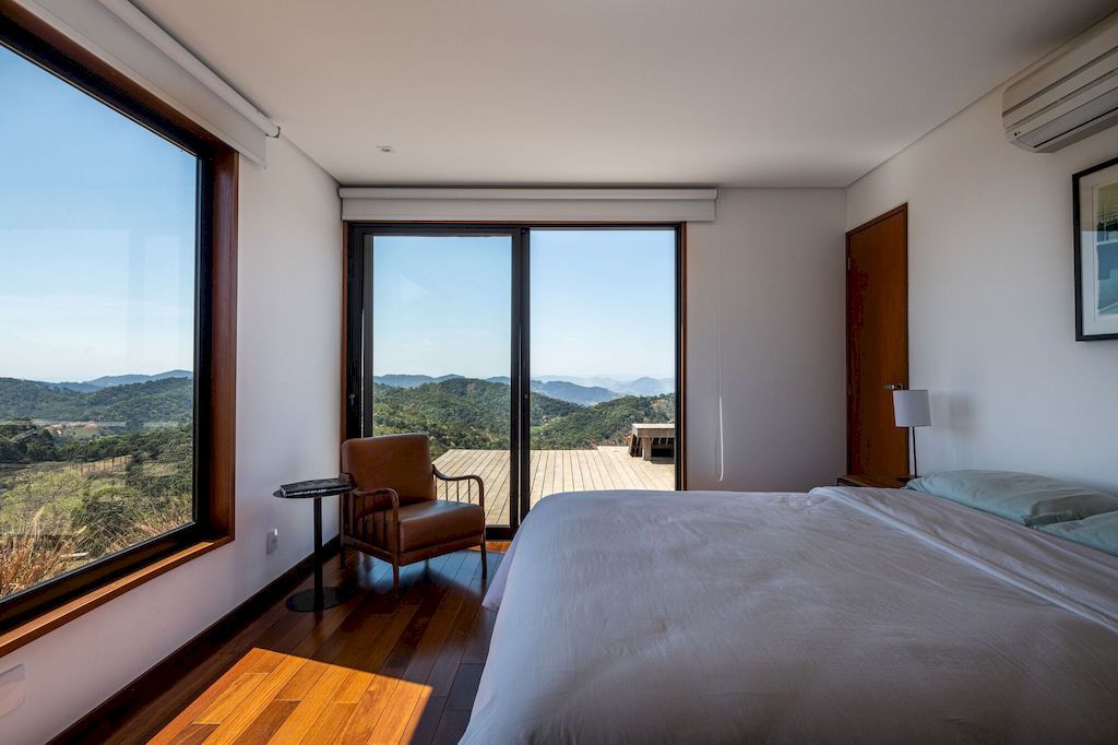 Modhus Goncalves House with overall view of mountain by HUS Arquitetos 18