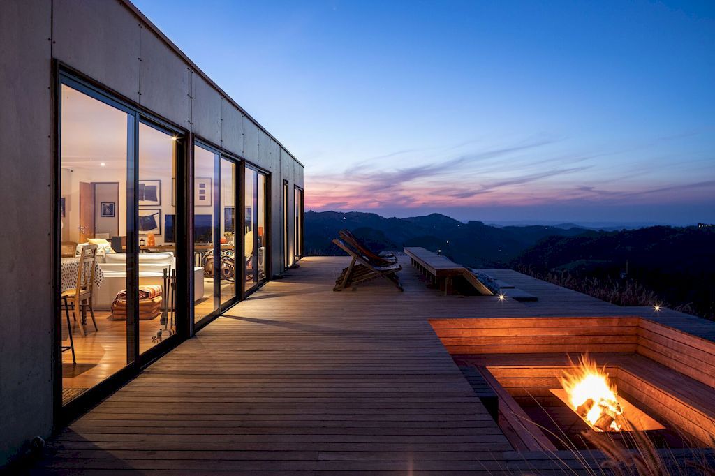 Modhus Goncalves House with overall view of mountain by HUS Arquitetos 20