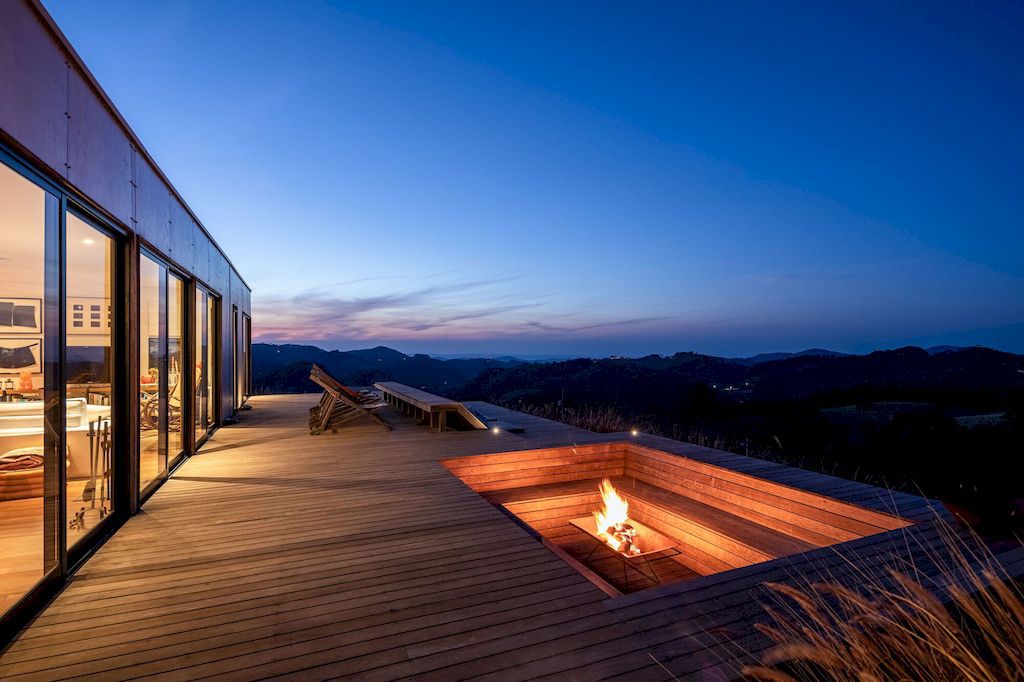Modhus Gonçalves House with overall view of mountain by HUS Arquitetos