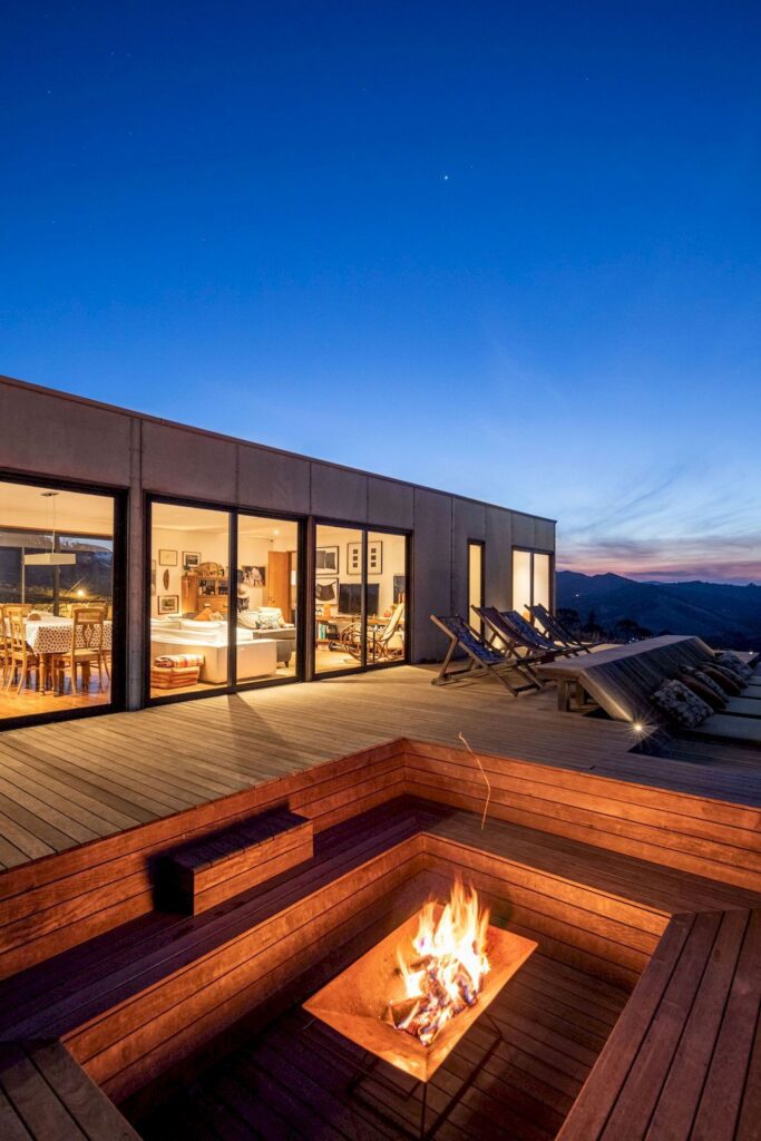 Modhus Goncalves House with overall view of mountain by HUS Arquitetos 22