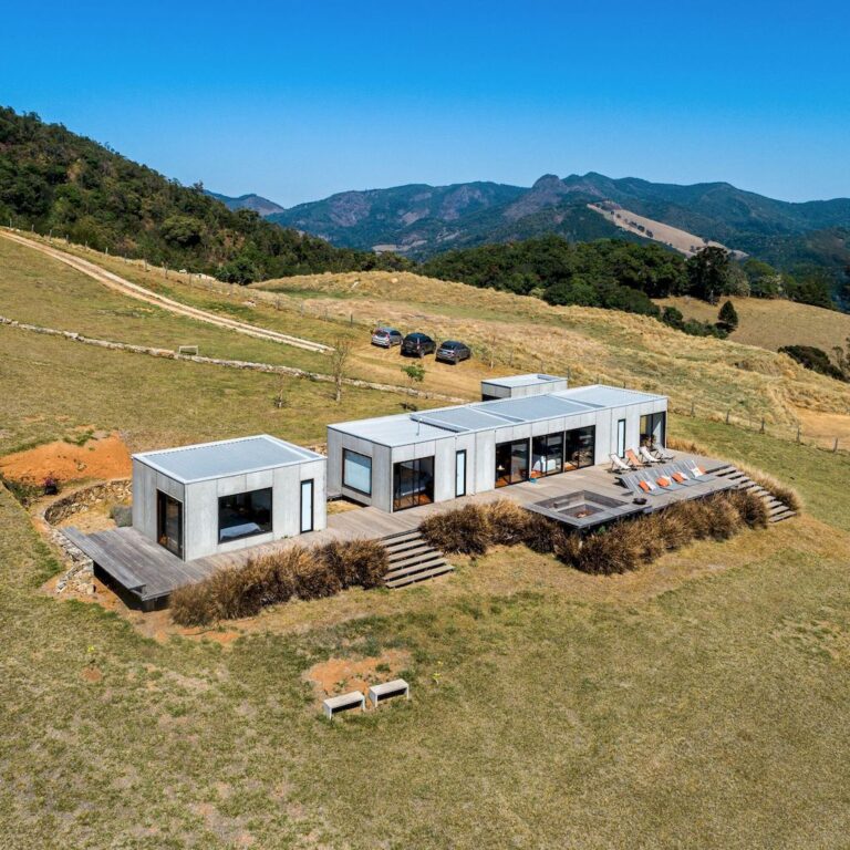 Modhus Gonçalves House with overall view of mountain by HUS Arquitetos ...