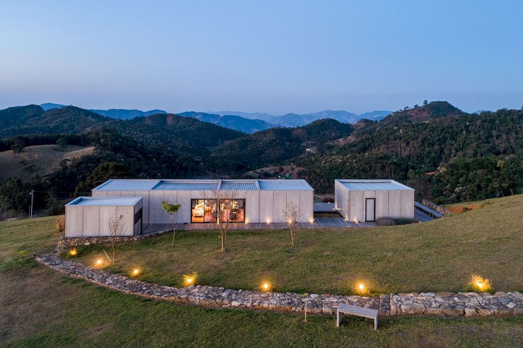 Modhus Gonçalves House with overall view of mountain by HUS Arquitetos