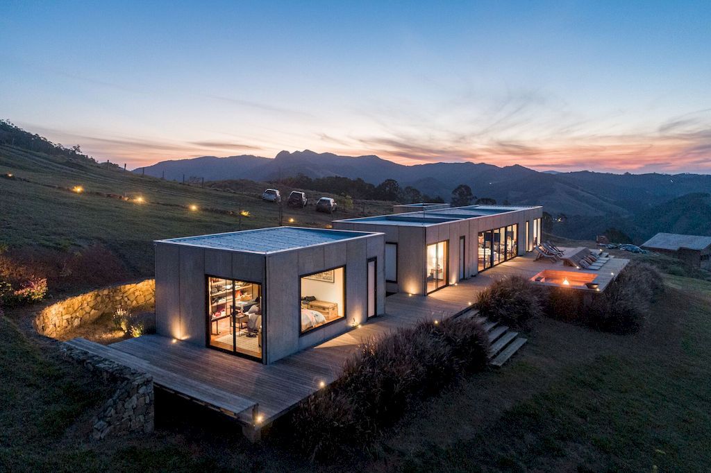 Modhus Gonçalves House with overall view of mountain by HUS Arquitetos