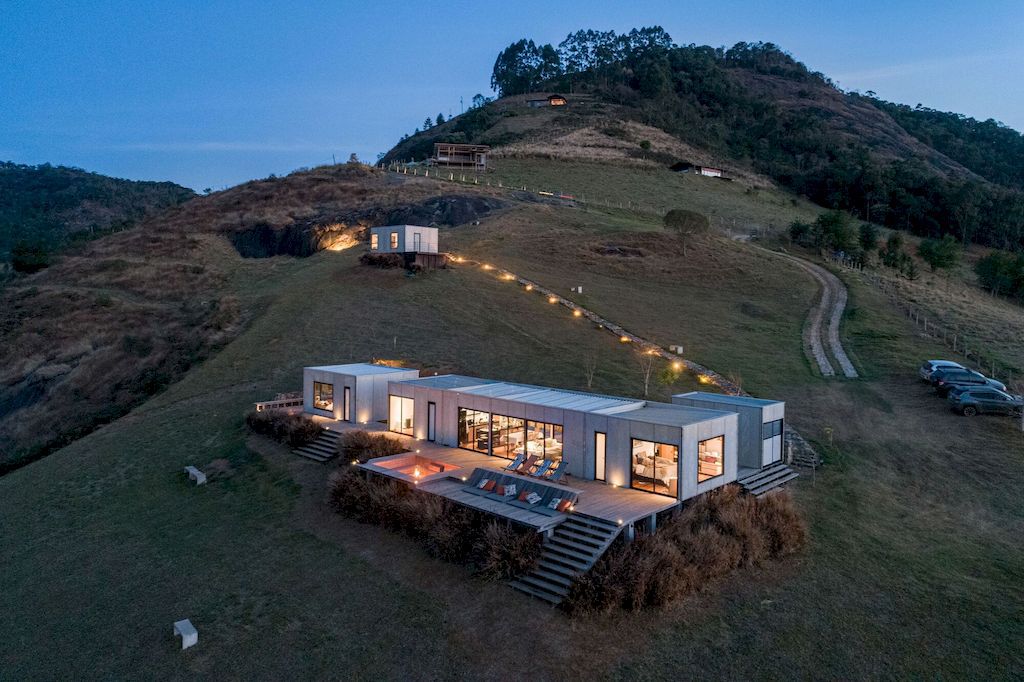 Modhus Goncalves House with overall view of mountain by HUS Arquitetos 8
