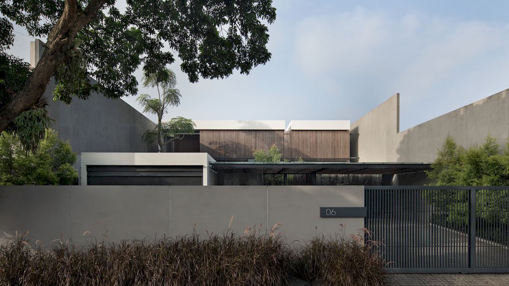 Palm Street House Balances Luxury and the Nature by Pranala Associates 12