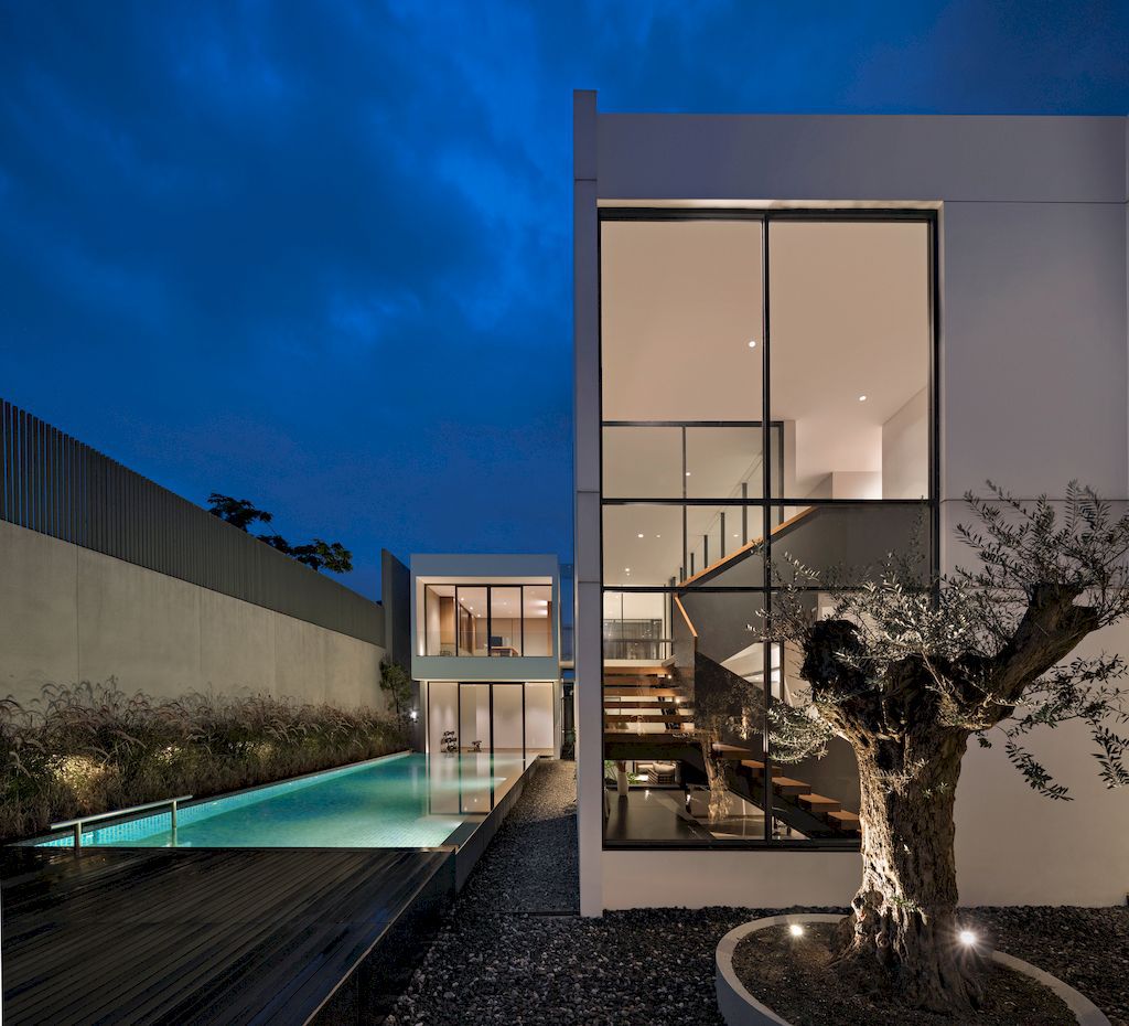 Palm Street House Balances Luxury and the Nature by Pranala Associates 24